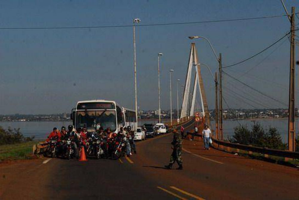 Paseros paraguayos cerraron los puentes con Posadas y Puerto Iguaz�