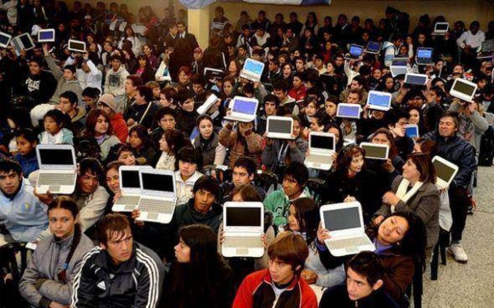 Naci�n entrega 900 netbooks en Pilar y promete completar las que faltan en las pr�ximas semanas