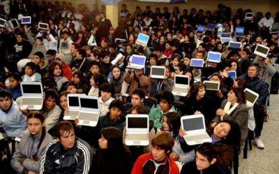 Naci�n entrega 900 netbooks en Pilar y promete completar las que faltan en las pr�ximas semanas