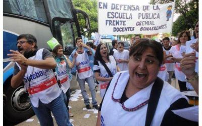 En Pilar, la primera jornada de paro docente registr� un acatamiento del 96%