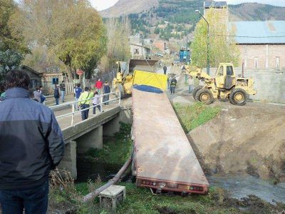 Acoplado cay� al Arroyo Esquel