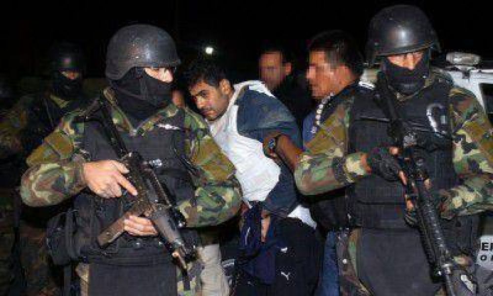 Lleg� un peligroso preso que escupi�, mordi� y pate� a los polic�as durante su traslado