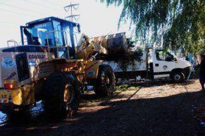 Limpieza en la zona de los asentamientos de Ezpeleta Oeste