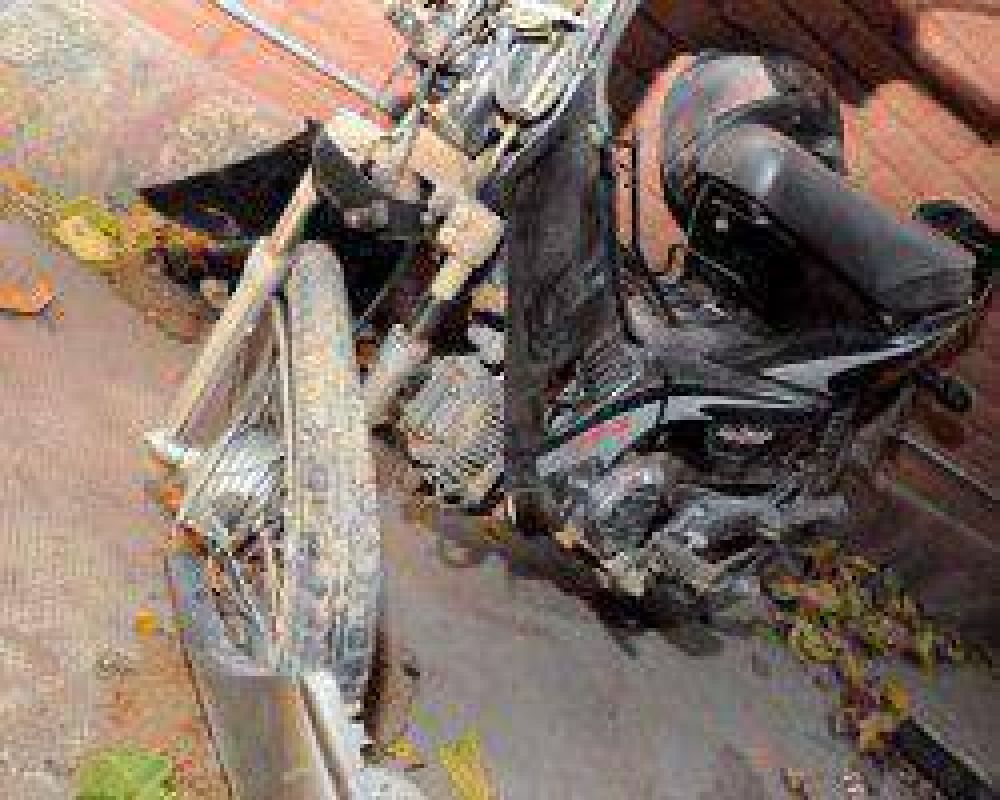 Tr�gica muerte: perdi� el control de su moto y se estrell� contra un eucalipto