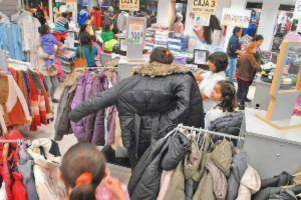 Esperan que el fr�o y el cobro de sueldos salven la inversi�n en ropa de invierno
