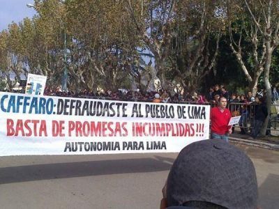 Duras cr�ticas a C�ffaro durante el desfile del 25