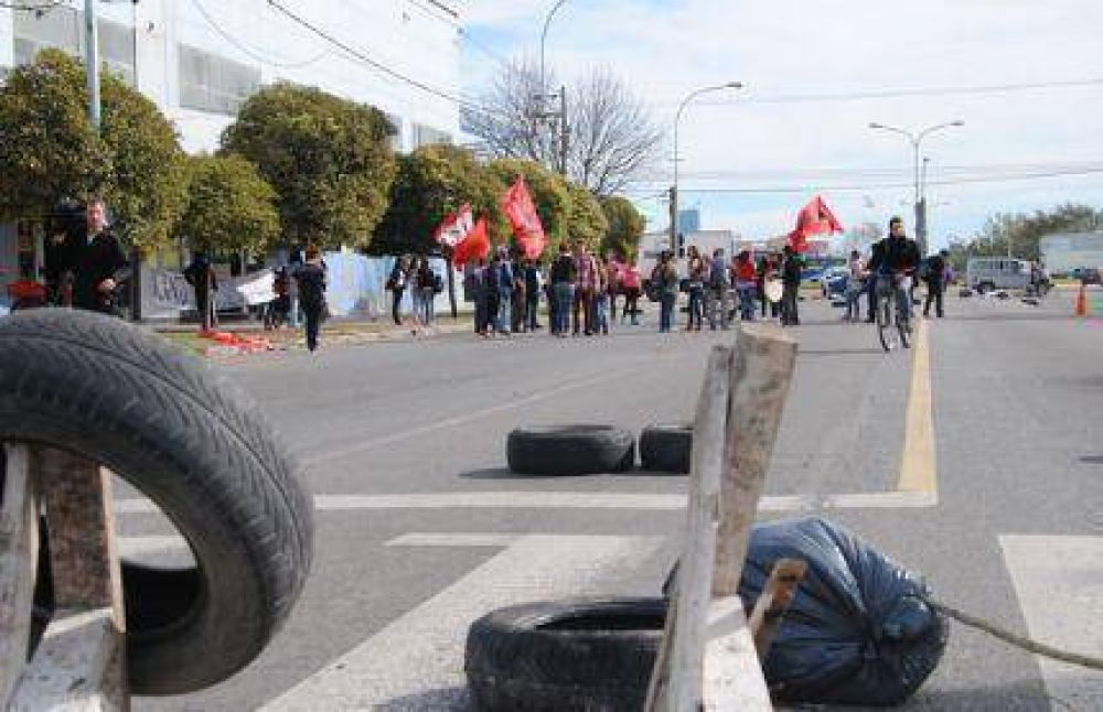 Nuevos cortes y movilizaciones de estudiantes ante la falta de respuestas en las escuelas