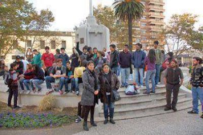 Reclamo de j�venes que practican skate por incidentes con la Polic�a