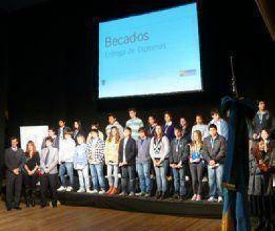 Becas al M�rito 2013: Adjudicaci�n de 186 becas  