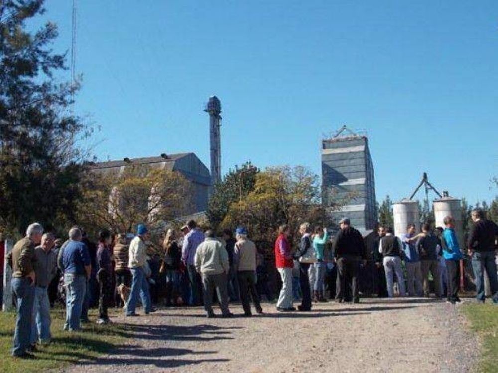 Firmat: Vecinos marcharon para sacar a una cerealera