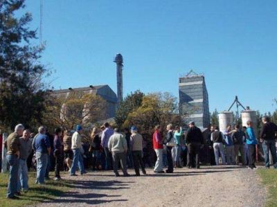 Firmat: Vecinos marcharon para sacar a una cerealera