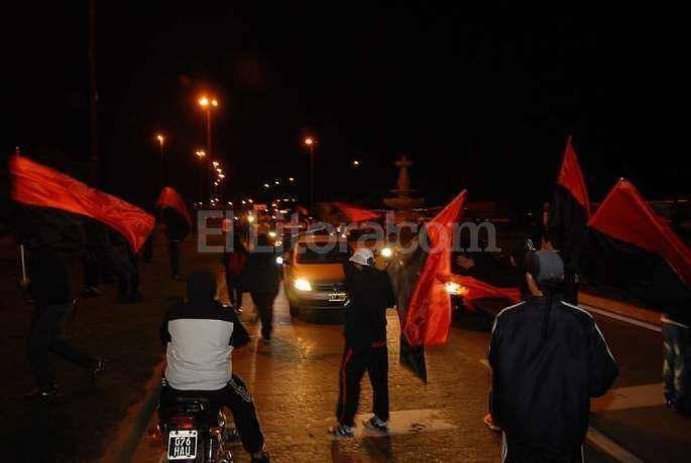 Hinchas de Col�n cortaron el tr�nsito a la altura de la Fuente de la Cordialidad