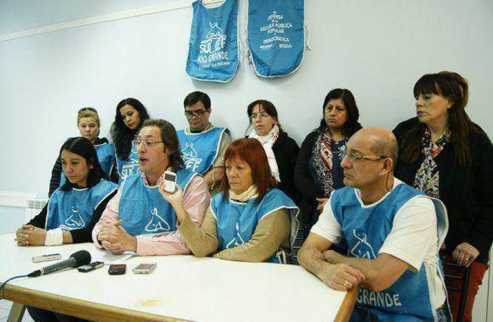 Castro: �No podemos arriesgarnos a otra multa o a perder la personer�a gremial�