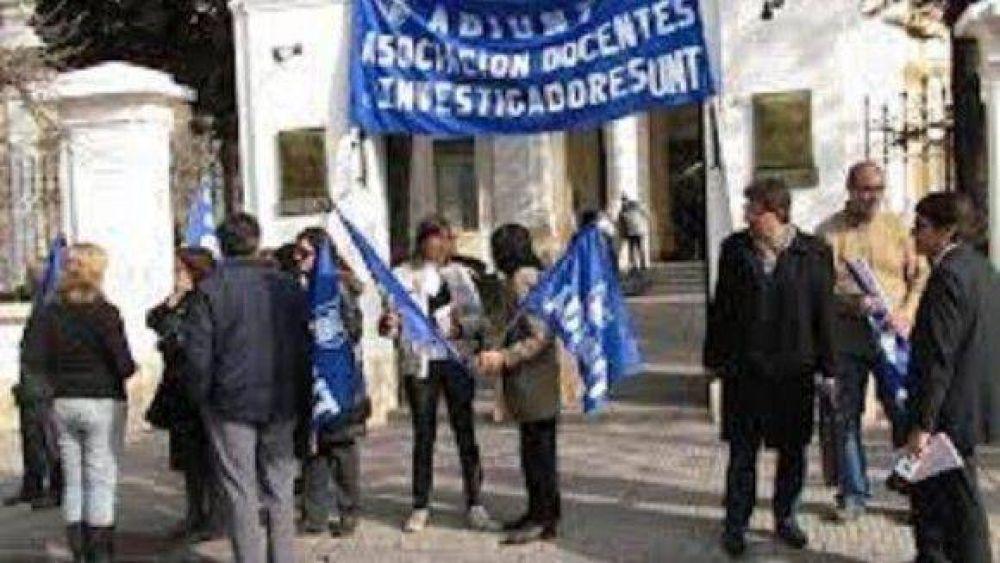 Docentes de la UNT cumplir�n ma�ana con un paro por 24 horas