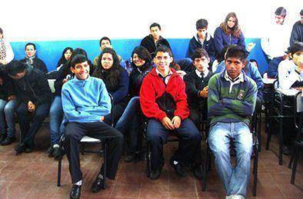 Entidades civiles difunden en escuelas el voto joven