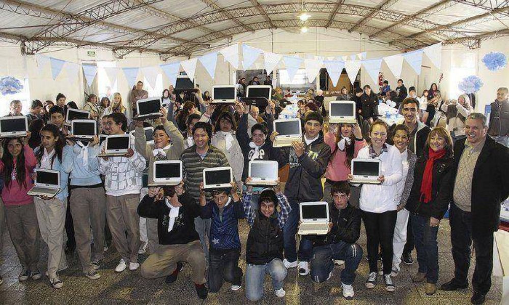 Se entregaron en Pablo Acosta netbooks del Programa Nacional Conectar Igualdad