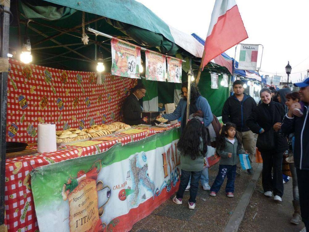 Pte. Per�n - Miles de vecinos visitaron la Feria de las Colectividades 