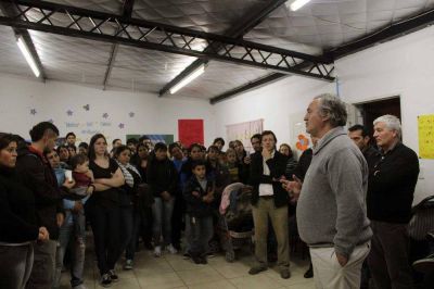 Joaqu�n de la Torre acompa�� a los estudiantes del FinEs2 en su acto por el 25 de mayo en el Barrio Don Alfonso