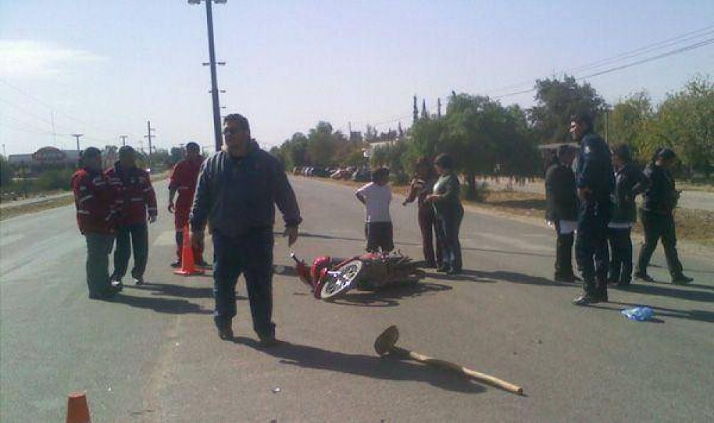 Madre se trasladaba con sus tres hijos en una moto y sufrieron accidente