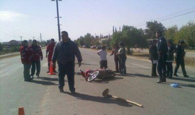 Madre se trasladaba con sus tres hijos en una moto y sufrieron accidente