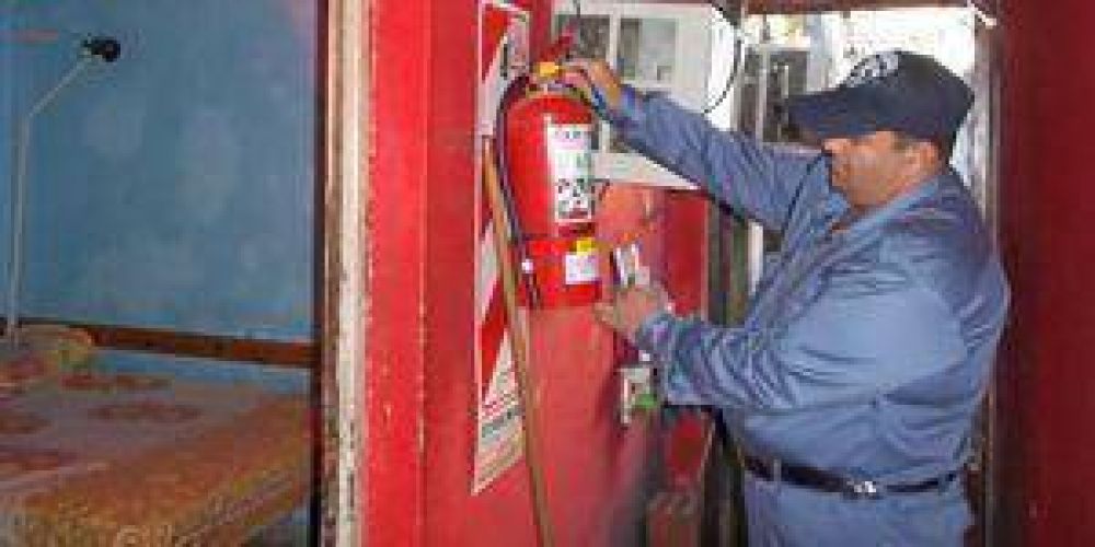Autoridades inspeccionan albergues transitorios