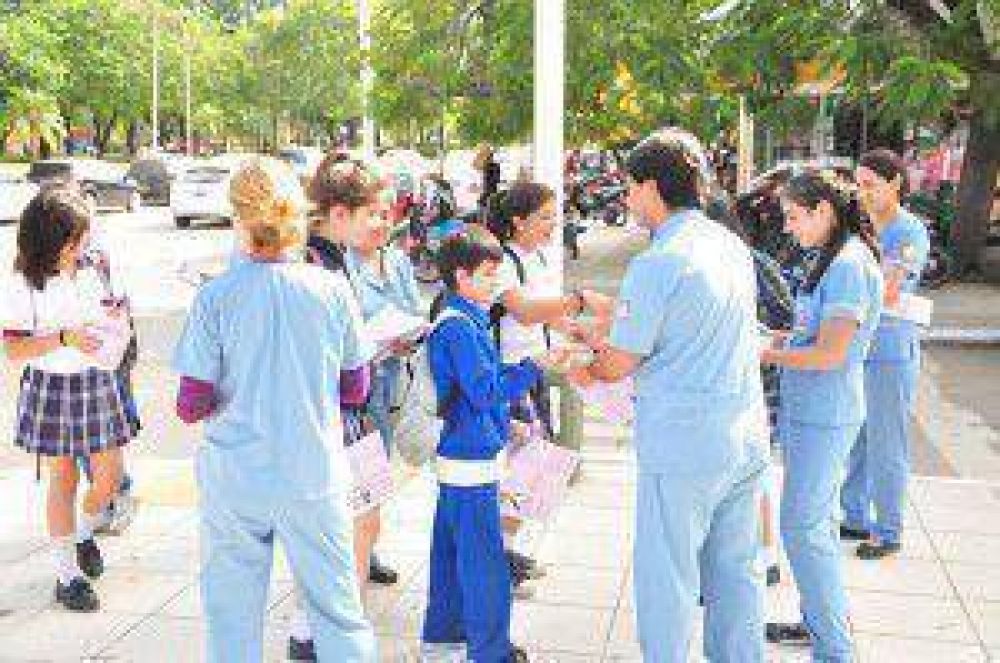 Promocionan acciones saludables en en carpa instalada en plaza San Martin