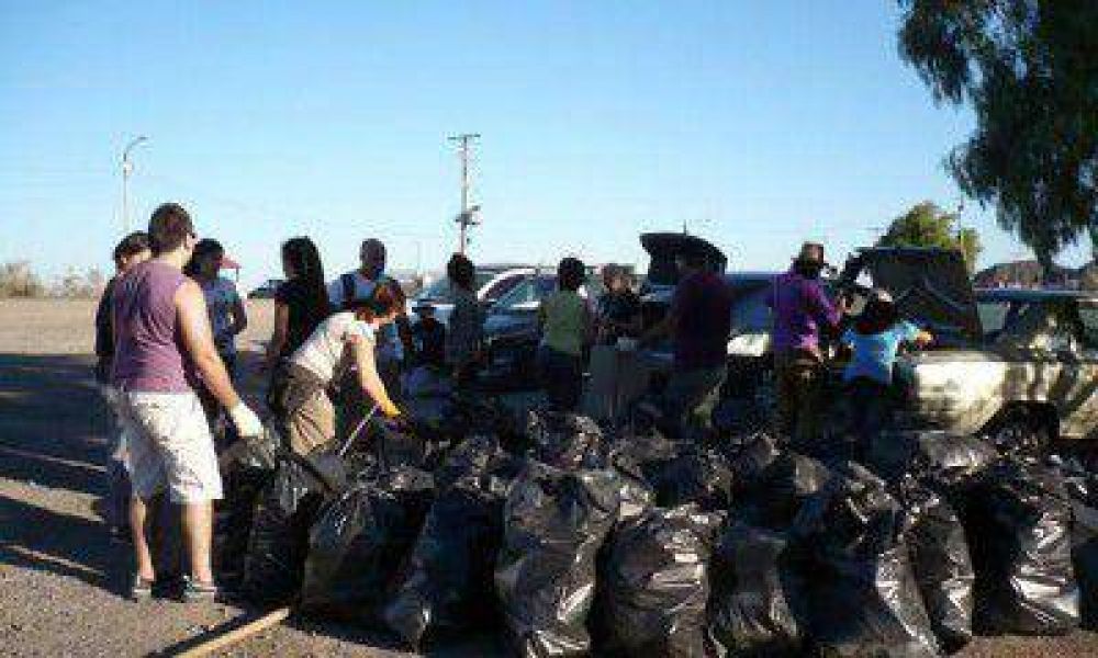 Un grupo de j�venes "antipl�stico" se moviliza por una Mendoza sustentable y limpia las calles