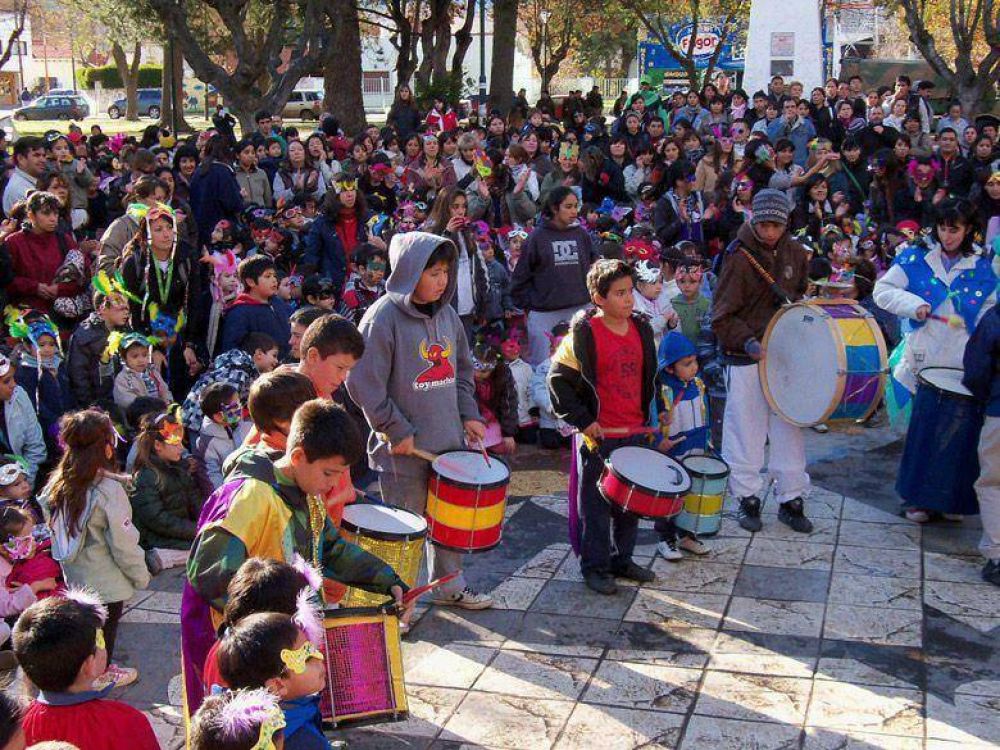 Juegos, murgas, disfraces y desfile para celebrar