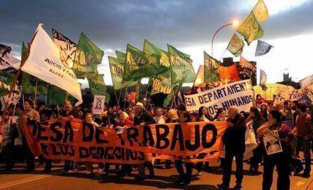 Multitudinaria marcha contra la represi�n policial en Carlos Paz