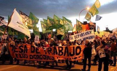 Multitudinaria marcha contra la represi�n policial en Carlos Paz