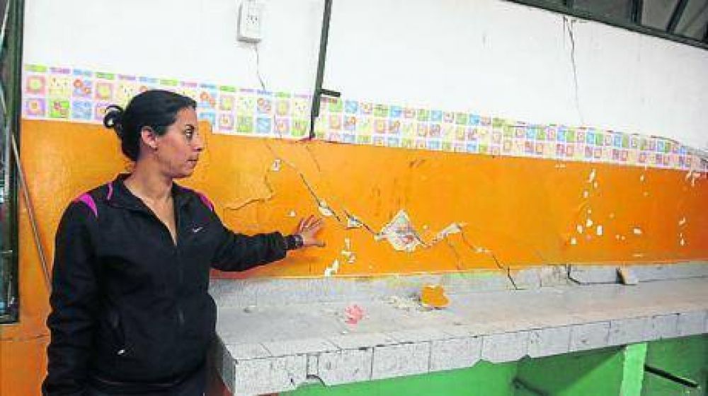 Padres apuntalan una escuela para que no se siga hundiendo