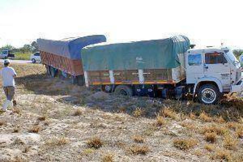 Arenas y hormigas, ins�lita trampa para cami�n y carga de 30.000 kilos de soja