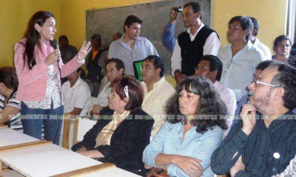 El gobernador viaja hoy a Castelli para tomar contacto directo con organizaciones