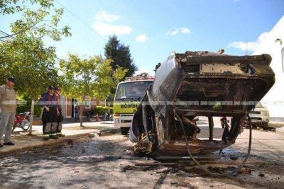 Enardecidos manifestantes quemaron un auto frente a la comisar�a Segunda
