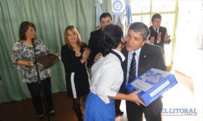 M�s de 800 alumnos de la Escuela Uocra recibieron ayer netbooks