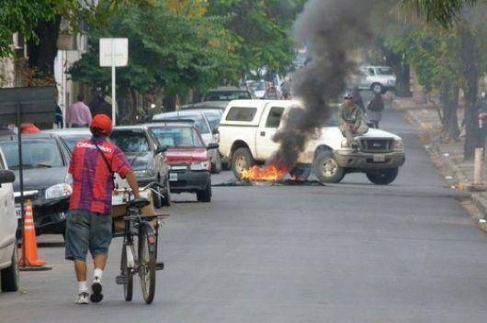 La protesta de empleados de la Dpec empeor� el caos vehicular