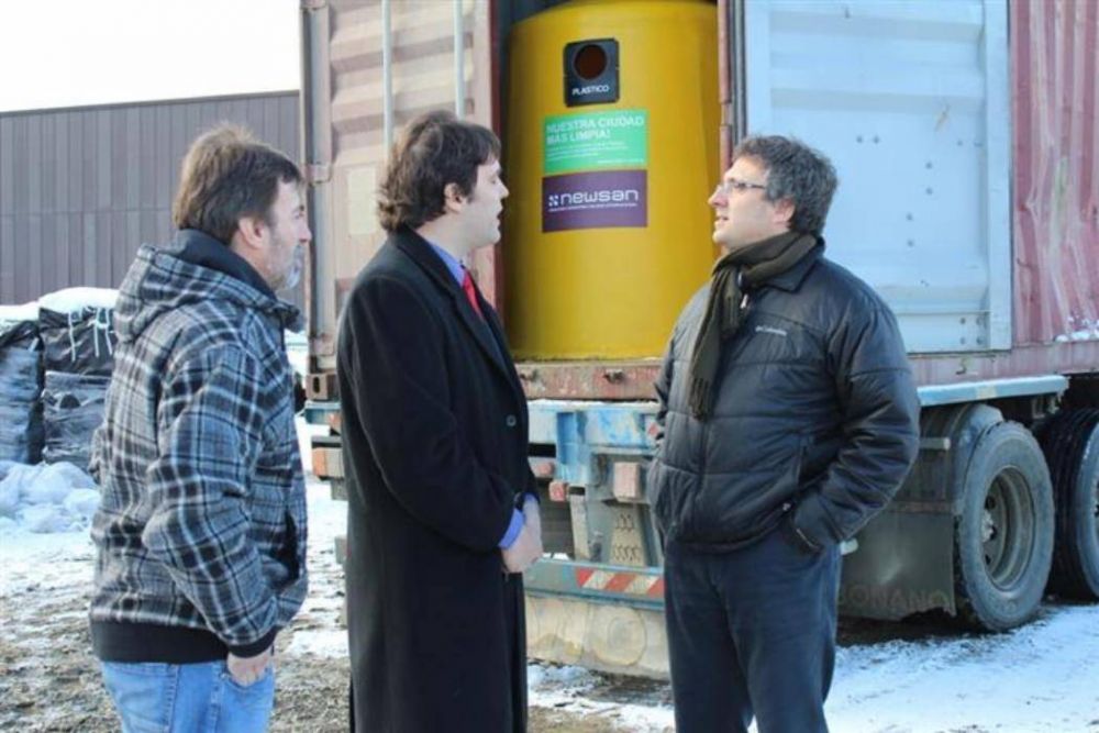 Newsan entreg� al Municipio 15 campanas para la recolecci�n de material reciclable.