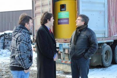 Newsan entreg� al Municipio 15 campanas para la recolecci�n de material reciclable.