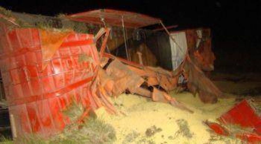 Volc� un cami�n cargado de soja en la ruta 33