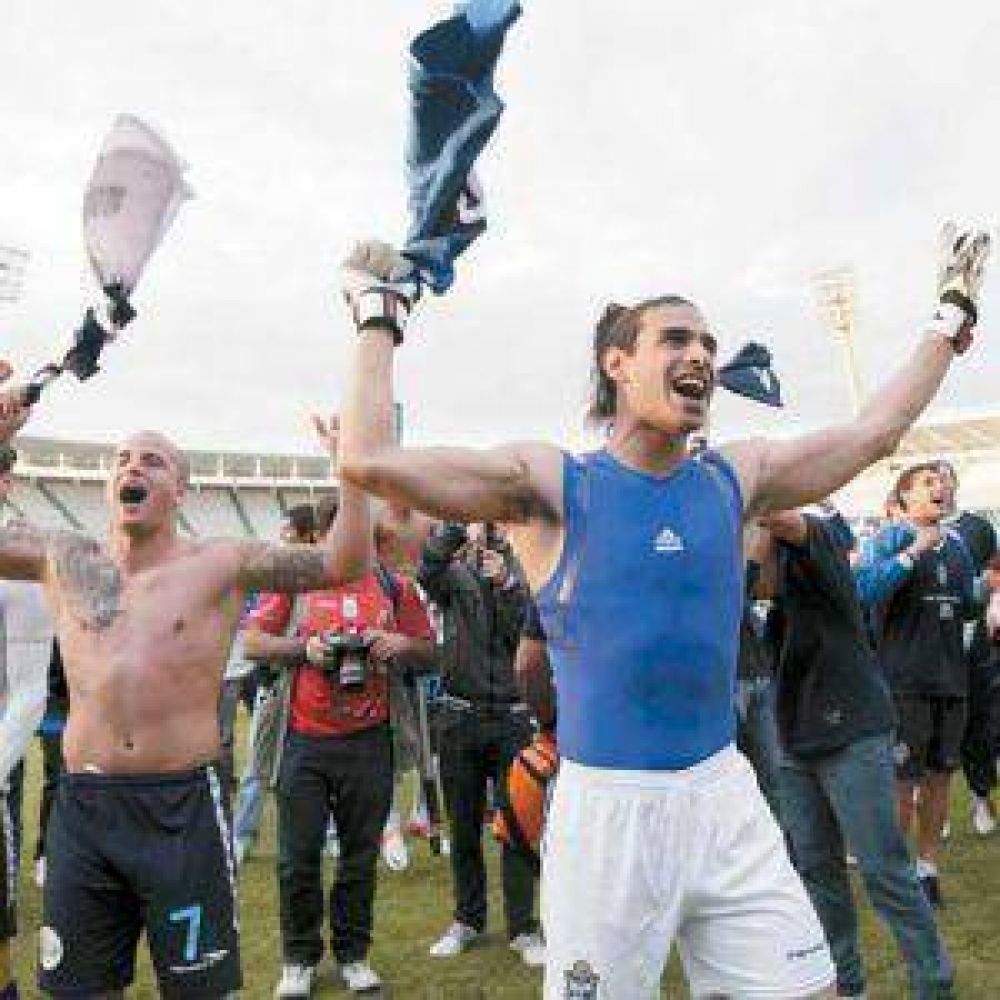 Se tir� de cabeza al ascenso