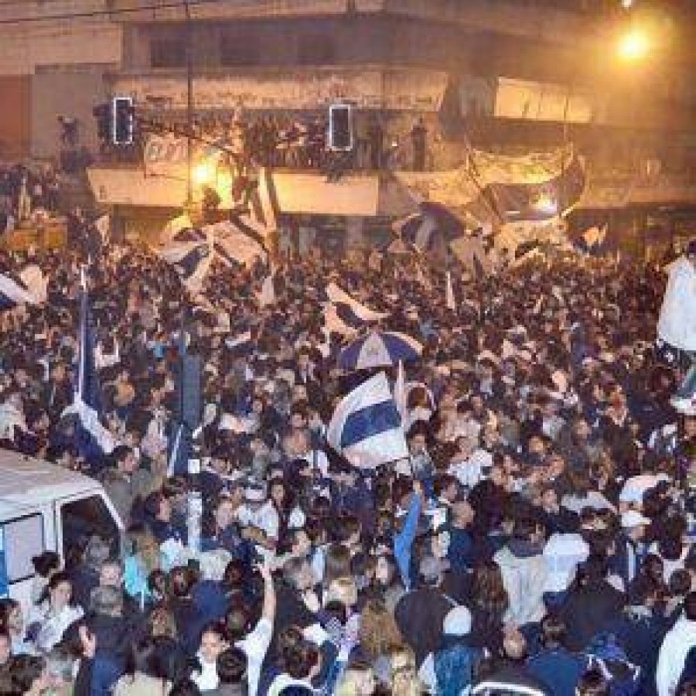 La locura que se gener� en C�rdoba y explot� en La Plata esquina 7 y 50 - ascenso lobo