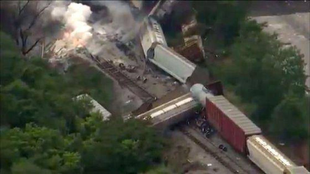 Descarril� y explot� un tren de cargas en EEUU