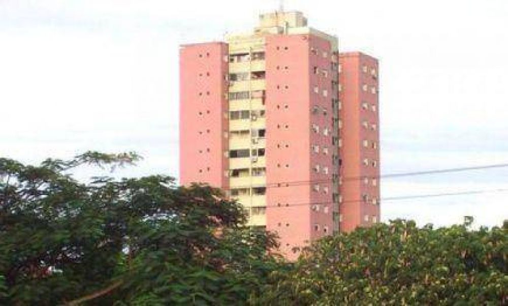 Un chico de 14 a�os muri� al caer de la Torre del Docente