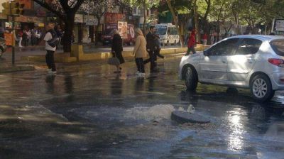 Explot� una cloaca en bulevar San Juan y Trejo