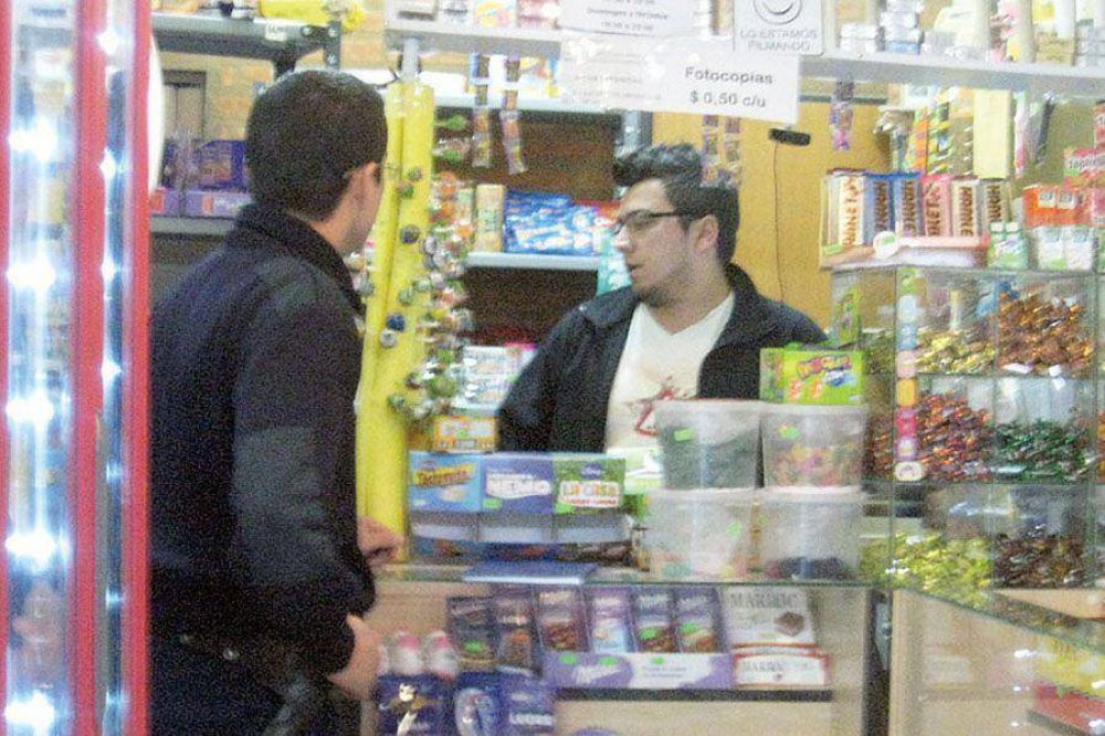 Kiosquero se resiste a ser asaltado forcejeando con delincuente armado