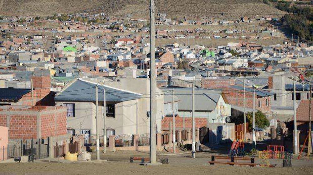 En Cerro Solo ya pueden consumir agua quienes sanearon sus tanques