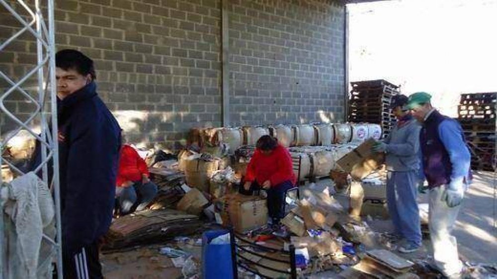 J�venes discapacitados recuperan de la basura m�s de 22 toneladas de cart�n