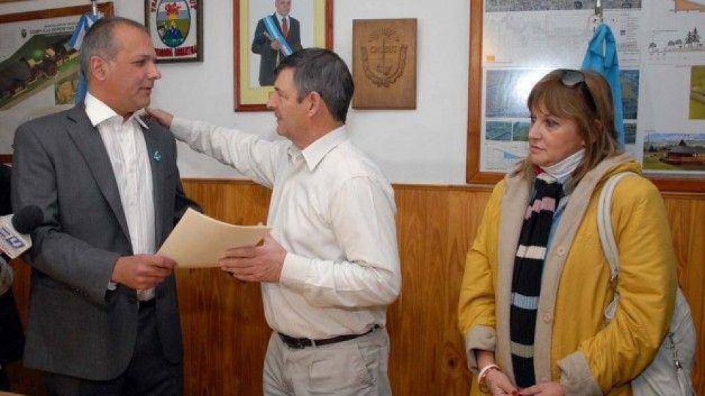 El Gobernador entreg� aportes a la Municipalidad de Trevelin