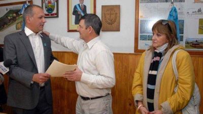 El Gobernador entreg� aportes a la Municipalidad de Trevelin