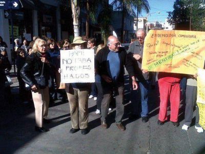 Protestaron contra los recortes salariales a profesores del PAMI